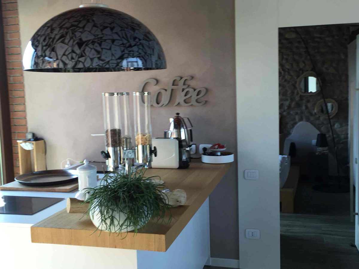Cucina ospiti con vista sulla camera in pietra