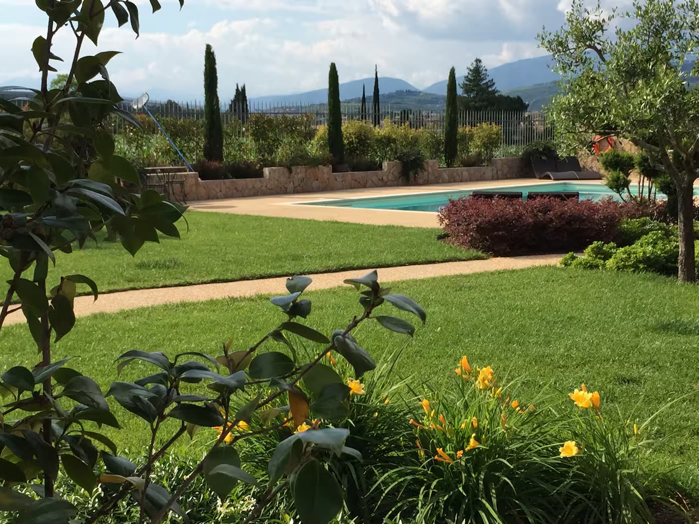 Piscina di Corte Mastella con giardino e vista sulle colline della Valpolicella