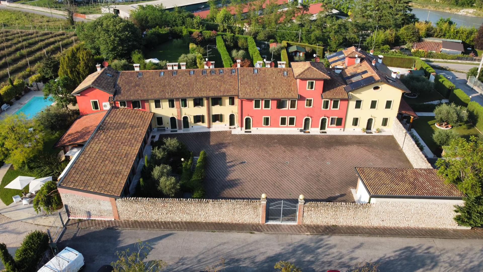 Vista aerea del Relais Corte Mastella con corte, giardino e piscina