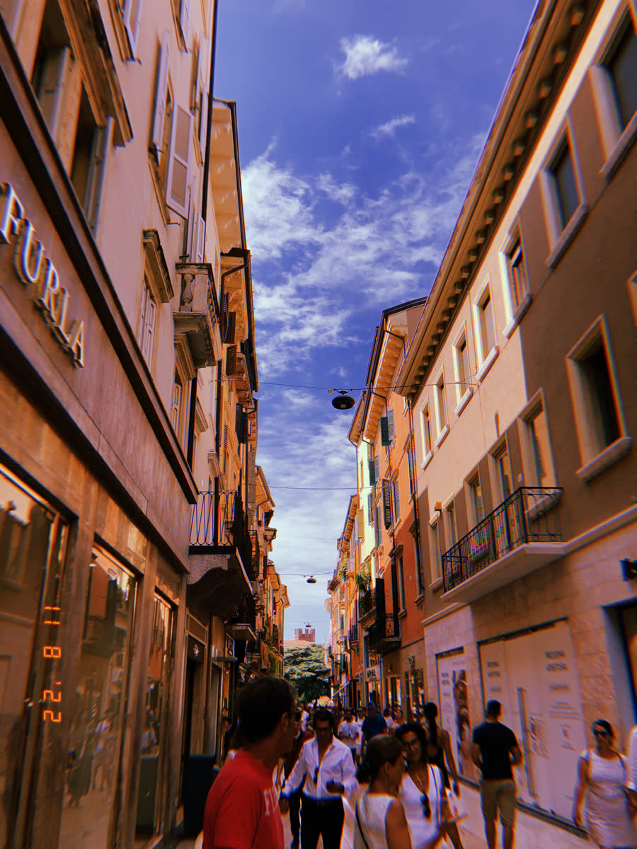 Vivace via dello shopping nel centro storico di Verona