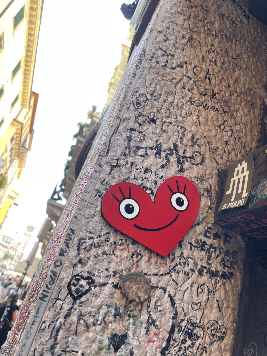 Cuore rosso sul muro ricoperto di scritte della Casa di Giulietta a Verona