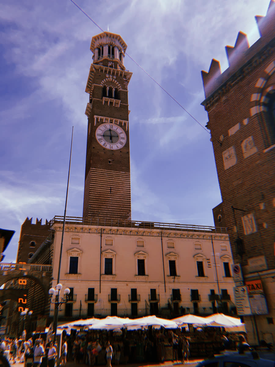 La Torre dei Lamberti sopra Piazza delle Erbe a Verona