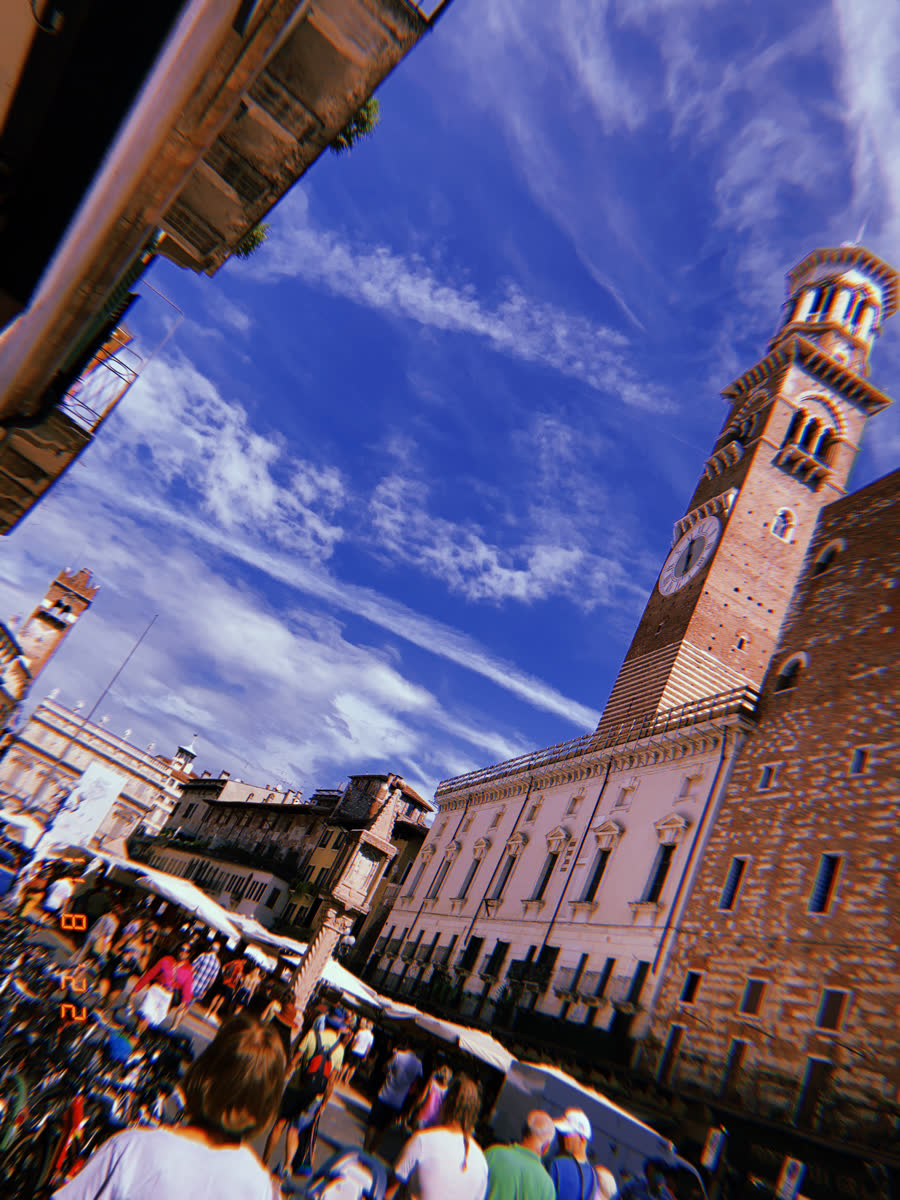 Piazza delle Erbe con le bancarelle e la Torre dei Lamberti a Verona