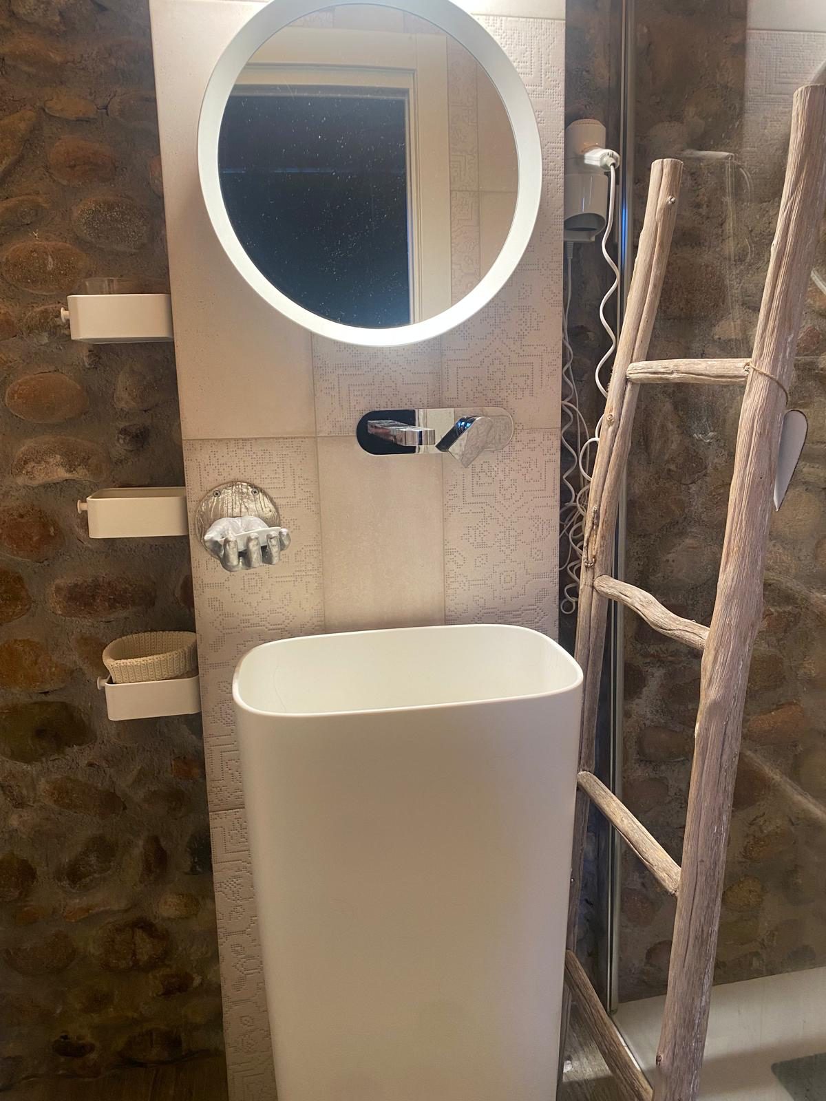 Camera Anima Nobile, lavabo con specchio tondo retroilluminato
